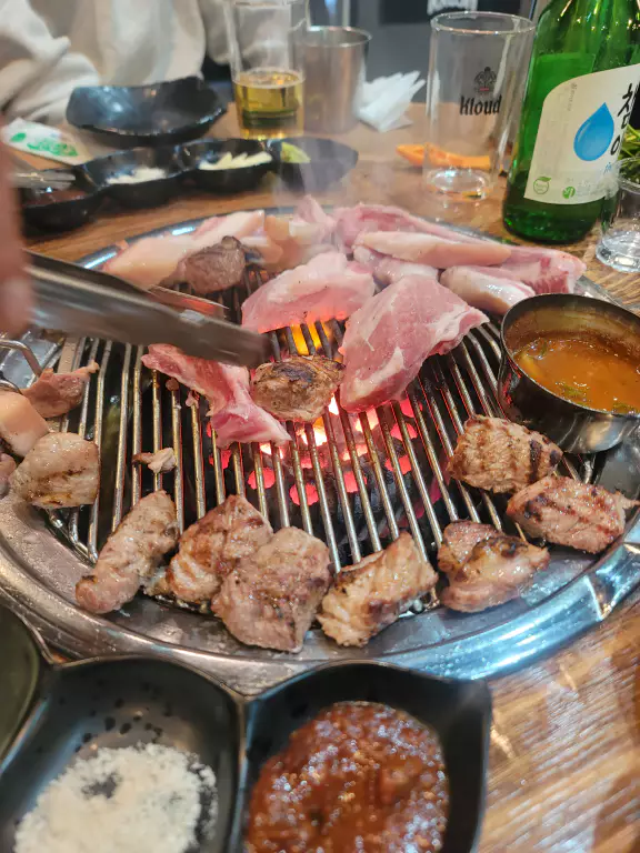 고기를 구워주는 모습