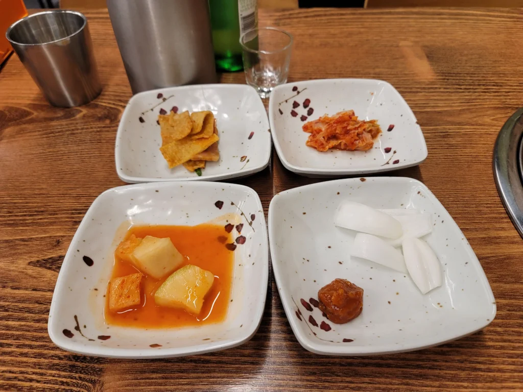 기본반찬, 추가시 셀프로 가져와야야한다.