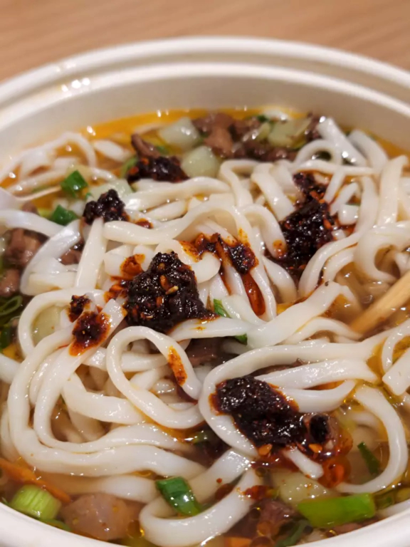 우육면에 고추기름 푼 것.