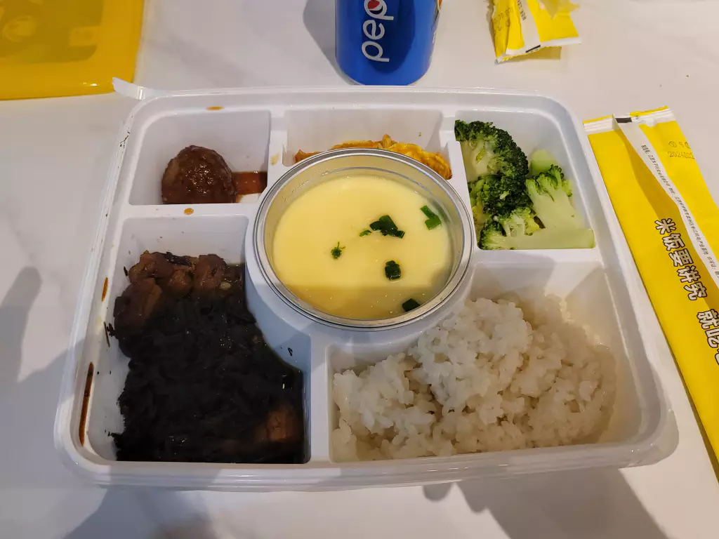 돼지고기 어쩌구 저쩌구 도시락 내부 모습