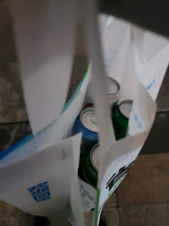 내가 산 맥주와 작은 안주