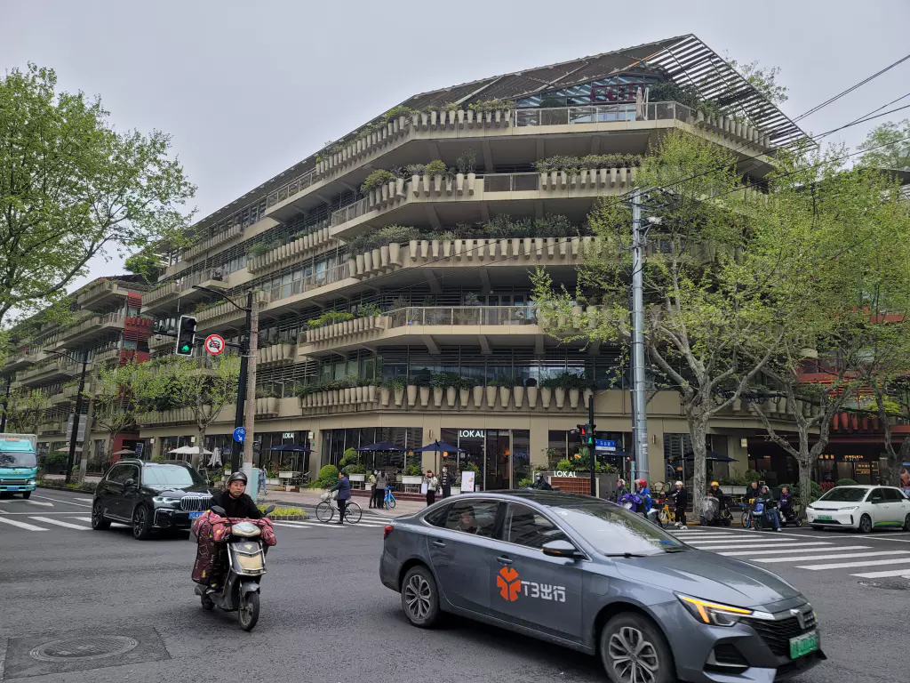 근처에서 내린 후 상해 시내의 모습