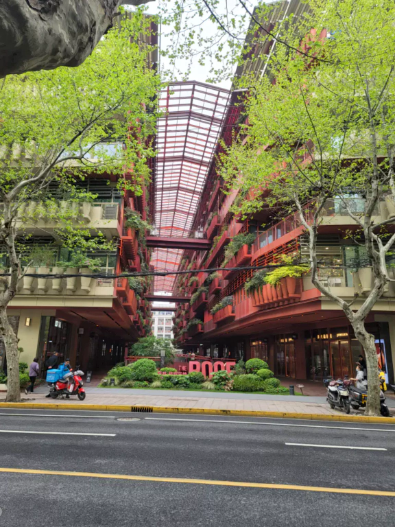 이름모를 쇼핑몰의 모습.