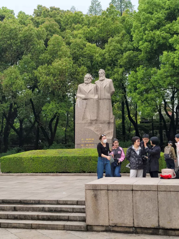 공원을 만든 사람들의 동상