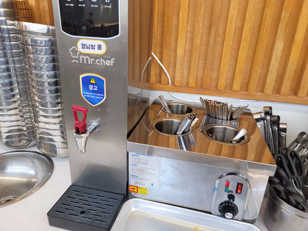 편편집 수저 및 월남쌈 물이 비치되어 있는 곳