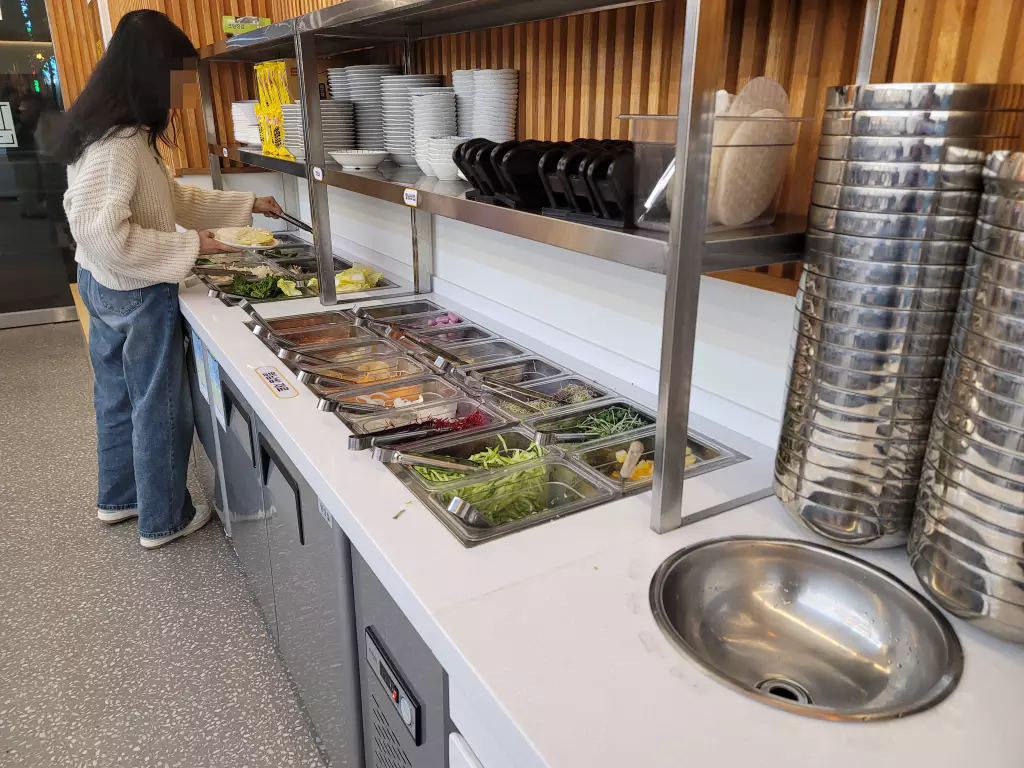 월남쌈과 샤브샤브의 야채를 리필 할 수 있는 곳.