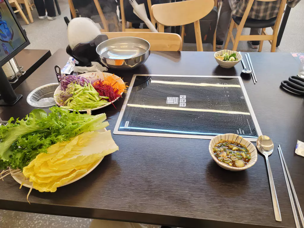 샤브샤브와 월남쌈을 세팅한 테이블 모습.