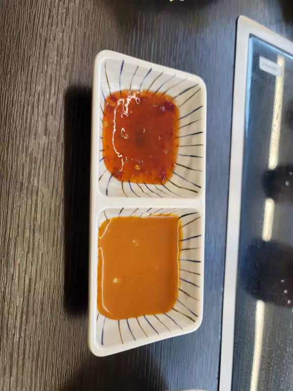 칠리소스와 땅콩소스의 모습.